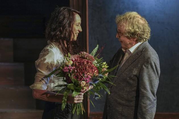 Bochumer Theaterpreis-Verleihung ** NUR FÜR REDAKTIONELLE ZWECKE ** EDITORIAL USE ONLY **<p>Preisträgerin Jele Brückner und Hajo Salmen, Die Bochumer Theaterpreise werden feierlich im Schauspielhaus verliehen: Zwei Schauspieler aus dem Ensemble erhalten den Haupt- und Nachwuchspreis am 15. Dezember 2023. FUNKE Foto Services Klaus Pollkläsener < p> Deutschland NRW Bochum Copyright: KlausxPollkläsener
