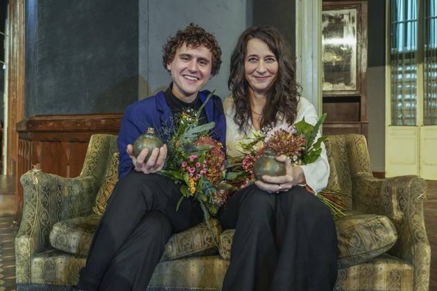 Bochumer Theaterpreis-Verleihung ** NUR FÜR REDAKTIONELLE ZWECKE ** EDITORIAL USE ONLY **<p>Der Preisträger Dominik Dos-Reis und die Preisträgerin Jele Brückner, Die Bochumer Theaterpreise werden feierlich im Schauspielhaus verliehen: Zwei Schauspieler aus dem Ensemble erhalten den Haupt- und Nachwuchspreis am 15. Dezember 2023. FUNKE Foto Services Klaus Pollkläsener < p> Deutschland NRW Bochum Copyright: KlausxPollkläsener
