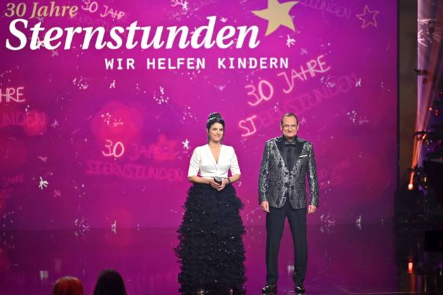 Bilder des Jahres 2023, Entertainment 12 Dezember Entertainment Themen der Woche KW50 Sandra Rieß und Volker Heißmann in der TV-Show 30 Jahre Sternstunden-Gala 2023 in der Frankenhalle. Nürnberg, 15.12.2023