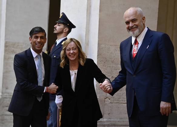 Bilder des Jahres 2023, News 12 Dezember News Themen der Woche KW50 (231217) -- ROME, Dec. 17, 2023 -- British Prime Minister Rishi Sunak (L), Albanian Prime Minister Edi Rama (R) and Italian Prime Minister Giorgia Meloni meet at the Palazzo Chigi, the official seat of Italy s government, in Rome, Dec. 16, 2023. The leaders of Italy, Britain and Albania said in Rome on Saturday that confronting irregular immigration in Europe would require intensified collaboration between nations. (Photo by Xinhua) ITALY-ROME-BRITAIN-ALBANIA-LEADERS-MEETTING AlbertoxLingria 