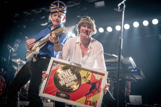 Bilder des Jahres 2023, Entertainment 12 Dezember Entertainment Themen der Woche KW50 Mickie Krause Clubtour Chrismas Dancing Tour 2023 Live mit Band Ruettmus in Hamburg Auftritt im Docks Mickie Krause bekommt eine Goldene Schallplatte für den Titel Eine Woche wach übergeben mit Texter Amaretto von Bali alias Klaus Schulze Welberg;Mickie Krause Clubtour Chrismas Dancing Tour 2023 Live mit Band Ruettmus in Hamburg Auftritt im Docks Mickie Krause bekommt eine Goldene Schallplatte für den Titel Eine Woche wach übergeben mit Texter Amaretto von Bali alias K,