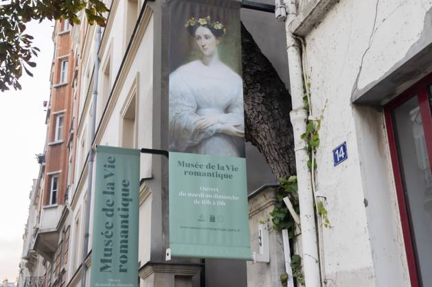 Paris, France November 5, 2023 - View of the Musee De La Vie Romantique. Located in the HÃ tel Scheffer-Renan, this museum explores the heart of the Romantic period, with pieces by George Sand and painter Ary Scheffer. MUSEE DE LA VIE ROMANTIQUE, ILLUSTRATION, CULTURE FRANCAISE, MOUVEMENT DU ROMANTISME, LITTERATURE, PEINTURE, HISTOIRE, ART, ARTISTES PEINTRE, HOTEL SCHEFFER RENAN  Copyright: xVincentxIsorex