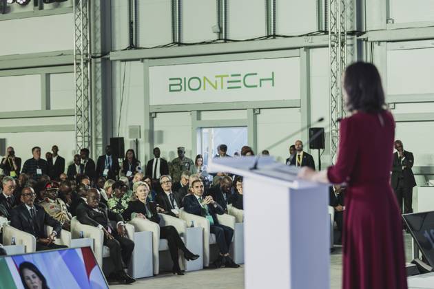 Annalena Baerbock (Buendnis 90 Die Gruenen), Bundesaussenministerin, aufgenommen im Rahmen der Einweihungszeremonie fuer die Produktionsstaette fuer mRNA-Impfstoffe der Firma Biontech in Kigali, 18.12.2023. Baerbock reist nach Ruanda fuer bilaterale Gespraeche sowie zur Eroeffnung der ersten Produktionsstaette fuer mRNA-Impfstoffe in Afrika. Kigali Ruanda Copyright: xFlorianxGaertnerx