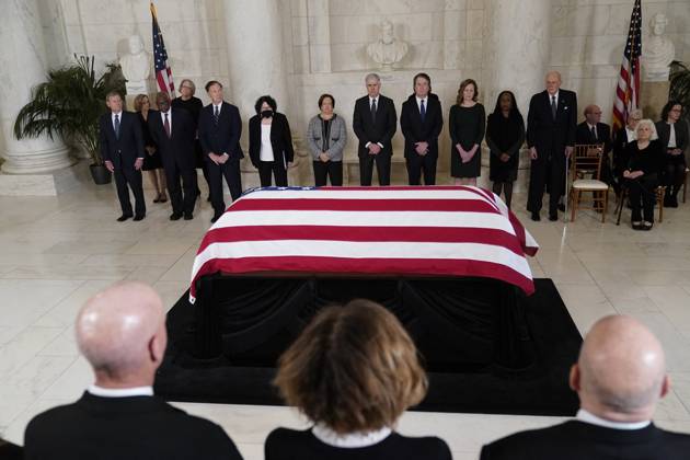 Bilder des Jahres 2023, News 12 Dezember News Themen der Woche KW51 News Bilder des Tages Former Supreme Court Justice O?Connor Lies in Repose - DC From left, Chief Justice of the United States John Roberts, Justice Clarence Thomas, Justice Samuel Alito, Justice Sonia Sotomayor Justice Elena Kagan, Justice Neil Gorsuch, Justice Brett Kavanaugh, Justice Amy Coney Barrett, Justice Ketanji Brown Jackson and retired Justice Anthony Kennedy, stand as the flag-draped casket of retired Supreme Court Justice Sandra Day O?Connor arrives at the Supreme Court in Washington, DC, USA, on Monday, December 18, 2023. O?Connor, a Arizona native and the first woman to serve on the nation?s highest court, died Dec. 1 at age 93. Photo by Jacquelyn Martin Pool ABACAPRESS.COM Washington DC United States Copyright: xGripasxYuri ABACAx