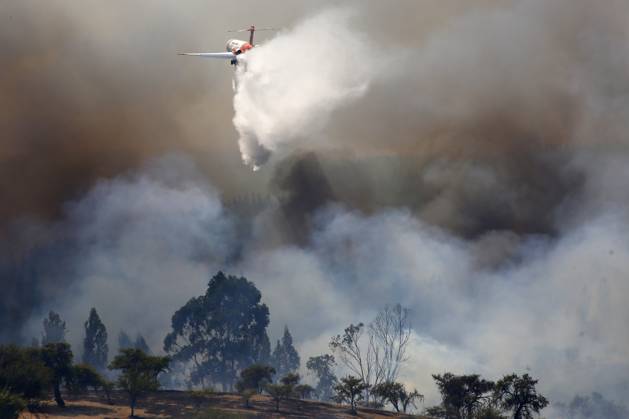 Ninhue north, February 11, 2023 Erickson Aero Tamker fights forest fire in Ninhue north Evacuating people from Ninhue Marcelo Hernandez Aton Chile , Ninhue Chile Aton 859618  Copyright: MARCELOxHERNANDEZ ATONxCHILE