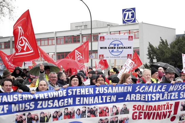 Bilder des Jahres 2023, News 12 Dezember News Themen der Woche KW51 News Bilder des Tages RECORD DATE NOT STATED Demo gegen Schließung des ZF Werkes Gelsenkirchen ** NUR FÜR REDAKTIONELLE ZWECKE ** EDITORIAL USE ONLY **<p>Demonstration gegen die Schließung des ZF Werkes am Dienstag, 19.12.2023 vor den Werkstoren des Unternehmens an der Freiligrathstraße in Gelsenkirchen. Deutschland NRW Gelsenkirchen Copyright: MichaelxKorte