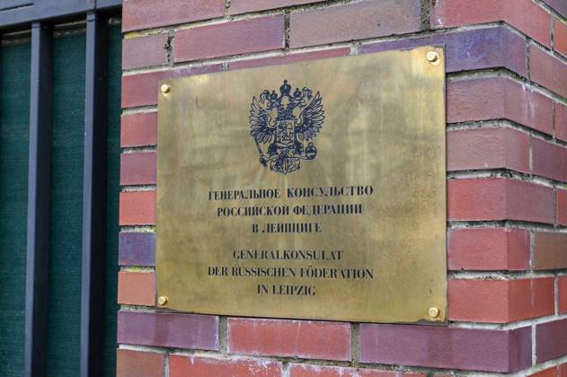 Leipzig - Russisches Generalkonsulat schließt bis Ende des Jahres: Konsularische Tätigkeiten bereits eingestellt 19.12.2023 gegen 10.30 Uhr Leipzig, Boris-Romantschenko-Straße Das russische Generalkonsulat in Leipzig wird bis zum Jahresende komplett schließen. Das berichtet die Sächsische Zeitung Sächsische.de. Bereits seit 1. November habe das Generalkonsulat seine Tätigkeiten eingestellt. Seit 20. November ist das Generalkonsulat, das für etwa 23.000 russische Staatsbürger in Mitteldeutschland zuständig war, für den Publikumsverkehr geschlossen. Russische Bürger müssen mit ihren Anliegen nun auf Bonn und Berlin umschwenken. Das deutsche Außenministerium der Bundesregierung hatte die Moskauer Vertretung im Mai zur Schließun Copyright: xEHLxMediax 231219_russisches-generalkonsulat-leipzig_7