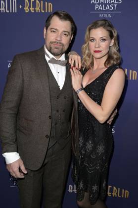 Bilder des Jahres 2023, Entertainment 12 Dezember Entertainment Themen der Woche KW51 Entertainment Bilder des Tages Daniel Fehlow und Jessica Ginkel bei der Revue Berlin Berlin - Die große Show der Goldenen 20er Jahre im Admiralspalast. Berlin, 21.12.2023