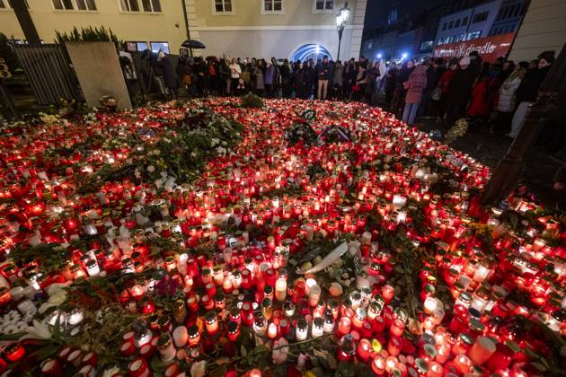 Bilder des Jahres 2023, News 12 Dezember News Themen der Woche KW51 News Bilder des Tages A place of worship with candles created in front of the Karolinum for the victims of the shooting from the previous day at the Faculty of Arts, Charles University, in Prague, Czech Republic, on December 22, 2023. Twenty-four-year-old student shot dead 14 people and wounded 25 others at the school. (CTKxPhoto MichaelaxRihova) CTKPhotoP2023122208472  CTKPhotoP2023122208472