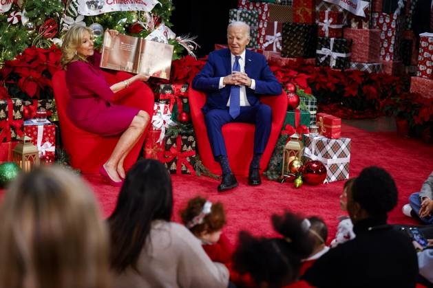 Bilder des Jahres 2023, News 12 Dezember News Themen der Woche KW51 DC: President and First Lady Biden Visit Children?s National Hospital in Washington, D.C. President Joe Biden and First Lady Jill Biden read Twas the Night Before Christmas to children and their family members at Children?s National Hospital on December 22, 2023 in Washington, D.C. The President and First Lady are visiting with patients and family members at Children?s National Hospital ahead of the Christmas holiday weekend. (Photo by Julia Nikhinson Pool ABACAPRESS.COM) Washington Children s National Hospital DC United States  Copyright: xPool ABACAx