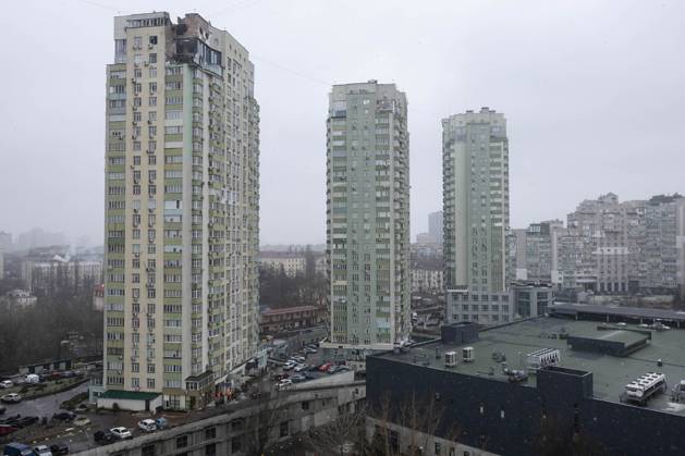 Russian drone attack on residential building in Kyiv, Ukraine - 22 Dec 2023 A view of a residential building (L) damaged during a drone strike in Kyiv. At least two people were injured after a Russian drone attack hit a residential building in Kyiv, for the third time.Russia s Shahed type drone hit a residential building in the Ukrainian capital. Kyiv Ukraine Copyright: xOleksiixChumachenkox xSOPAxImagex OCHUMACHENKO2212202312