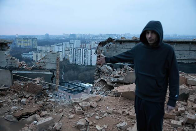 Russian drone attack on residential building in Kyiv, Ukraine - 22 Dec 2023 A man seen standing and pointing where the drone attack on a residential building in Kyiv damaged. At least two people were injured after a Russian drone attack hit a residential building in Kyiv, for the third time.Russia s Shahed type drone hit a residential building in the Ukrainian capital. Kyiv Ukraine Copyright: xOleksiixChumachenkox xSOPAxImagex OCHUMACHENKO221220233
