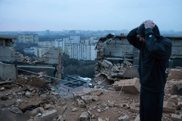 Russian drone attack on residential building in Kyiv, Ukraine - 22 Dec 2023 A man stands while worrying at the site of a drone attack on a residential building in Kyiv. At least two people were injured after a Russian drone attack hit a residential building in Kyiv, for the third time.Russia s Shahed type drone hit a residential building in the Ukrainian capital. Kyiv Ukraine Copyright: xOleksiixChumachenkox xSOPAxImagex OCHUMACHENKO221220234