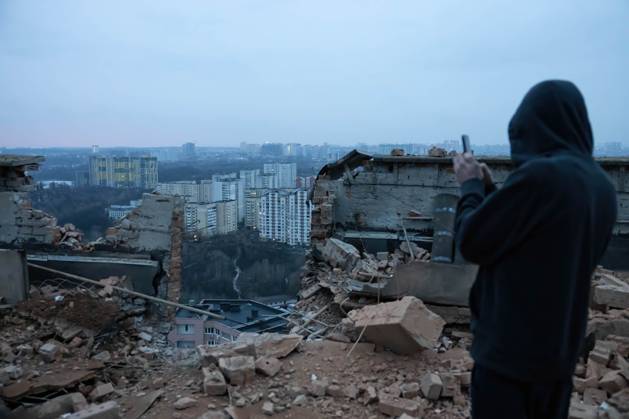 Russian drone attack on residential building in Kyiv, Ukraine - 22 Dec 2023 A man shoots a video with his phone of the damages at the site of a drone attack on a residential building in Kyiv. At least two people were injured after a Russian drone attack hit a residential building in Kyiv, for the third time.Russia s Shahed type drone hit a residential building in the Ukrainian capital. Kyiv Ukraine Copyright: xOleksiixChumachenkox xSOPAxImagex OCHUMACHENKO221220235