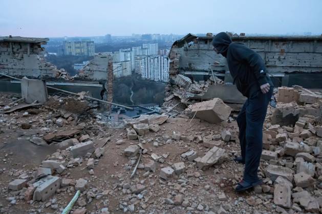 Russian drone attack on residential building in Kyiv, Ukraine - 22 Dec 2023 A man stands at the site of a drone attack on a residential building in Kyiv. At least two people were injured after a Russian drone attack hit a residential building in Kyiv, for the third time.Russia s Shahed type drone hit a residential building in the Ukrainian capital. Kyiv Ukraine Copyright: xOleksiixChumachenkox xSOPAxImagex OCHUMACHENKO221220236