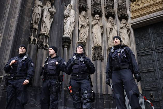 Bilder des Jahres 2023, News 12 Dezember News Themen der Woche KW51 News Bilder des Tages Terroralarm zu Weihnachten: Rund um den Kölner Dom sind Polizisten in Stellung gegangen. Zuvor ging eine Terrorwarnung ein: Eine islamistische Terrorzelle des afghanischen ISIS-Ablegers ISPK habe über den Jahreswechsel u.a. in Köln Anschläge geplant. Zwei Personen sollen in Deutschland und Wien festgenommen worden sein. Nachdem in der Nacht unter anderem Sprengstoff-Spürhunde im Dom eingesetzt wurden, kontrolliert die Polizei nun alle Gottesdienstbesucher. (Themenbild, Symbolbild) Köln, 24.12.2023 NRW Deutschland Copyright: xChristophxHardtx