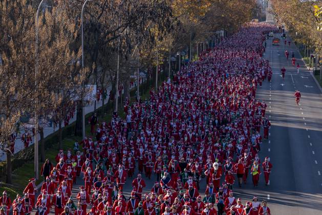 Bilder des Jahres 2023, News 12 Dezember News Themen der Woche KW51 News Bilder des Tages Traditional annual Santa Claus Race in Madrid, Spain - 24 Dec 2023 Thousands of people dressed as Santa Claus run during the traditional annual Santa Claus Christmas race. An annual charity race that this year will help the Spanish Red Cross. Madrid Spain Copyright: xGuillermoxGutierrezx xSOPAxImagesx 2023_12_24_Santa Race_10