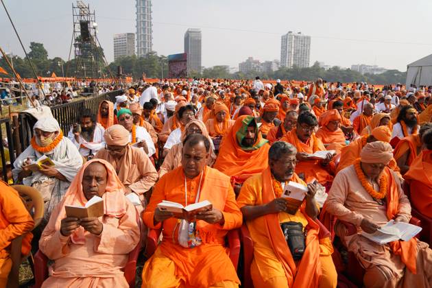 Bilder des Jahres 2023, News 12 Dezember News Themen der Woche KW51 News Bilder des Tages India: Mass recitation of the Bhagavad Gita by one lakh people In a landmark display of unity and devotion, Kolkata s Brigade Parade Grounds hosted the Lokkho Kanthe Gita Path today, bringing together nearly one lakh (100,000) individuals from diverse backgrounds for a mass recitation of the Bhagavad Gita. The iconic venue resonated with the collective chanting of sacred verses as people of all ages and societal groups, their traditional attire shimmering under the December sun, joined revered sages in a profound immersion in the holy scripture s wisdom. Kolkata West Bengal India Copyright: BiswarupxGanguly