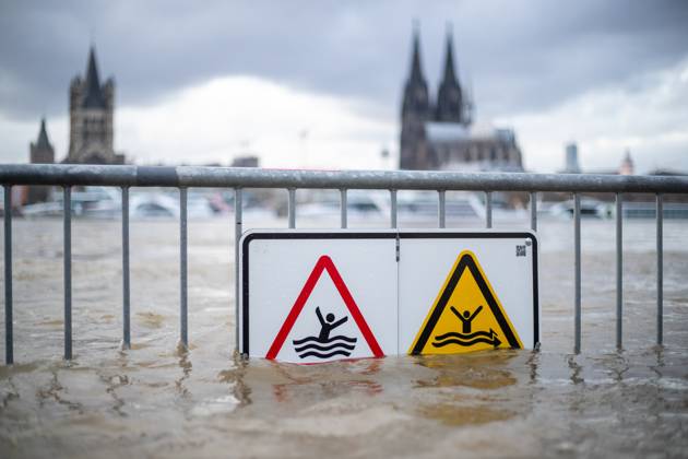 Bilder des Jahres 2023, News 12 Dezember News Themen der Woche KW52 News Bilder des Tages Hochwasser in Köln die Absperrung, auf der hängt ein Schild, auf dem steht Hochwasser Lebensgefahr , Danger, keep out when flooded , auf dem Hintergrund sehen wir Kölner Dom Hochwasser in Köln, Symbolbild, 26.12.2023. Koeln NRW Deutschland Copyright: xBEAUTIFULxSPORTS Buriakovx