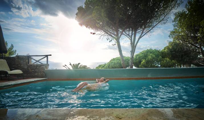 Girl with inflatable swim ring relaxing in pool model released, Symbolfoto, DIKF00774