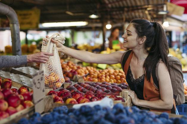 Woman shopping for fresh fruits and vegetables at the city market model released, Symbolfoto, HAPF03457