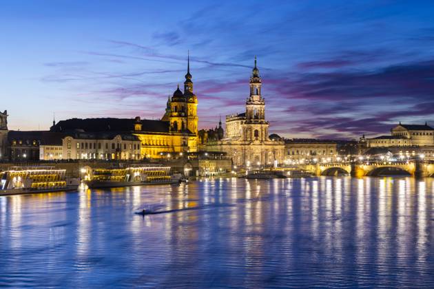 Bilder des Jahres 2023, News 12 Dezember News Themen der Woche KW52 News Bilder des Tages Hochwasser in Dresden Durch die starken Niederschläge in Form von Schnee und Regen ist in Dresden die Alarmstufe 3 an der Elbe ausgerufen worden. Der Höchststand wird am 29.12.2023 mit 6,37 Meter erwartet. Das Terrassenufer wurde wegen Überflutung gesperrt und die ersten Flutschutzbarrieren wurden installiert. Dresden Sachsen Deutschland