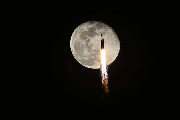 Bilder des Jahres 2023, News 12 Dezember News Themen der Woche KW52 News Bilder des Tages A SpaceX Falcon Heavy rocket flies past a near full moon as it launches the X37B at 8:07 PM for the United States Space Force from Launch Complex 39 at the Kennedy Space Center, Florida on Thursday, December 28, 2023. This is the seventh mission for the military space plane, but the first launched by SpaceX.  KSP20231228015 JOExMARINO