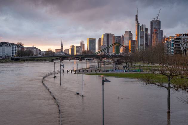 Bilder des Jahres 2023, News 12 Dezember News Themen der Woche KW52 News Bilder des Tages Hochwasser in Frankfurt am Main Nach dauerhaften Niederschlägen ist der Main im Osthafengebiet von Frankfurt über die Ufer getreten und hat im Bereich der Weseler Werft für Hochwasser gesorgt. Frankfurt am Main Mainufer Hessen Deutschland