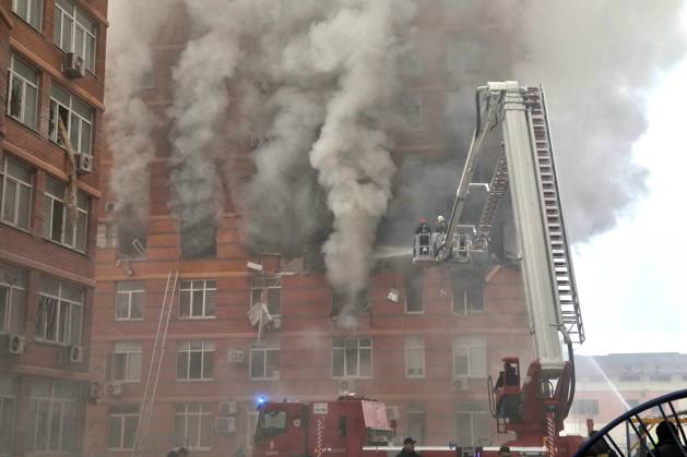 Bilder des Jahres 2023, News 12 Dezember News Themen der Woche KW52 News Bilder des Tages ODESA, UKRAINE - DECEMBER 29, 2023 - Firefighters employ an aerial platform to put out a fire at a residential building affected by the massive Russian missile and drone attack in Odesa, southern Ukraine. Aftermath of Russian missile attack in Odesa  Copyright: xNinaxLiashonokx