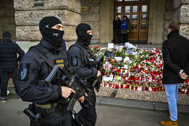 Bilder des Jahres 2023, News 12 Dezember News Themen der Woche KW52 News Bilder des Tages Armed police officers walk past a memorial for the victims of the shooting in front of the Faculty of Arts at Charles University, in Prague, Czech Republic, December 29, 2023. (CTKxPhoto RomanxVondrous) CTKPhotoP2023122904167  CTKPhotoP2023122904167