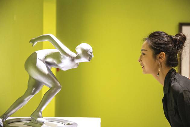 Bilder des Jahres 2023, Entertainment 12 Dezember Entertainment Themen der Woche KW52 (231230) -- BEIJING, Dec. 30, 2023 -- A visitor looks at a sculpture during an exhibition featuring artworks from China at the National Gallery of Thailand, in Bangkok, Thailand, Dec. 27, 2023. The exhibition brings together 63 artworks by 42 Chinese artists. ) XINHUA PHOTOS OF THE DAY WangxTeng 