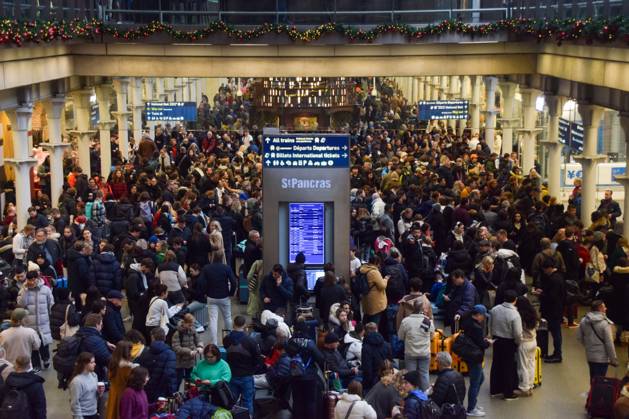 Bilder des Jahres 2023, News 12 Dezember News Themen der Woche KW52 December 30, 2023, London, England, UK: Crowds of passengers await information at St Pancras International as Eurostar services are cancelled due to flooding ahead of New YearÃ¢â‚¬â ¢s Eve. London UK - ZUMAv130 20231230_zip_v130_002 Copyright: xVukxValcicx