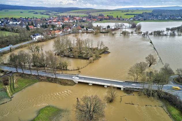 Bilder des Jahres 2023, News 12 Dezember News Themen der Woche KW52 News Bilder des Tages Hochwasser und Überschwemmungen der Leine ibei Burgstemmen nach tagelangen starken Regenfällen - B1 in Burgstemmen Niedersachsen Deutschland am 30.12.23