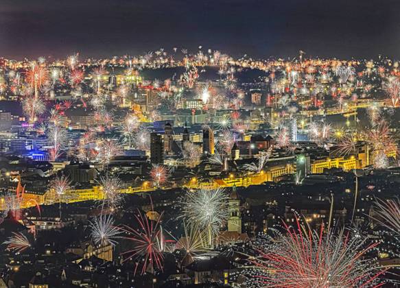 Bilder des Jahres 2024, News 01 Januar News Themen der Woche KW01 News Bilder des Tages Stuttgart begrüßt das neue Jahr 2024. Feuerwerk über der Innenstadt. 01.01.204: Stuttgart, Baden-Württemberg, Deutschland, Europa