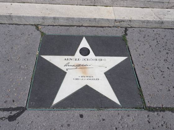 WIEN, ÖSTERREICH - CIRCA SEPTEMBER 2022: Walk of fame star des Musikers Arnold Schönberg im Konzertsaal des Wiener Musikvereins