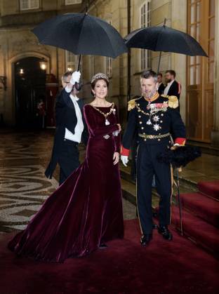 Bilder des Jahres 2024, Entertainment 01 Januar Entertainment Themen der Woche KW01 Denmark s future king and queen, Crown Prince Frederik and Crown Princess Mary arrives for the New Year s banquet at Amalienborg Castle, Copenhagen, Monday January 1, 2024. Queen Margrethe made most people amazed New Year s evening when, in what was to be her last New Year s speech, she announced that she was abdicating. , Copenhagen Denmark Copyright: KeldxNavntoft KeldxNavntoftx spdk20240101-202056-L