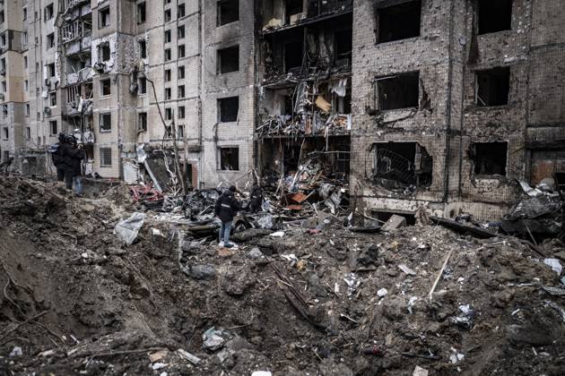 Bilder des Jahres 2024, News 01 Januar News Themen der Woche KW01 News Bilder des Tages - UKR - Massive missile strike on Kyiv - 2 January 2023 - 02 01 2024 - Ukraine Kiev Oblast Kyiv - In the residential district of Solomyanka, a 9-storey building with 10 stairwells was hit early this morning. Two elderly people were killed and 49 other residents injured.? During the night, Russia launched a major air attack on Ukraine. The missile crater. During the night Russia launched a vast air attack on Ukraine. An initial wave of 35 Shahed drones was launched at 2.30am, followed by 99 Kalibre and Kindjal (supersonic) missiles. According to the Ukrainian authorities, 72 were shot down. A dozen hit the capital, killing at least 2 people and injuring around a hundred.  NicolasxCleuetx xLexPictorium LePictorium_0287582