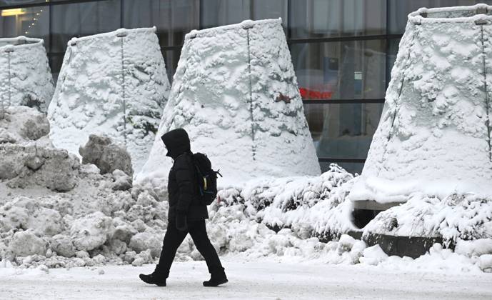 Bilder des Jahres 2024, News 01 Januar News Themen der Woche KW01 News Bilder des Tages Man walks on the street in freezing temperature in Helsinki, Finland on 3rd January, 2024. Finland is experiencing cold weather with -40c degrees in the North Finland and capital Helsinki with -15c degrees. Helsinki Finland  Copyright: xHeikkixSaukkomaax LKLAPH20240103095603X159