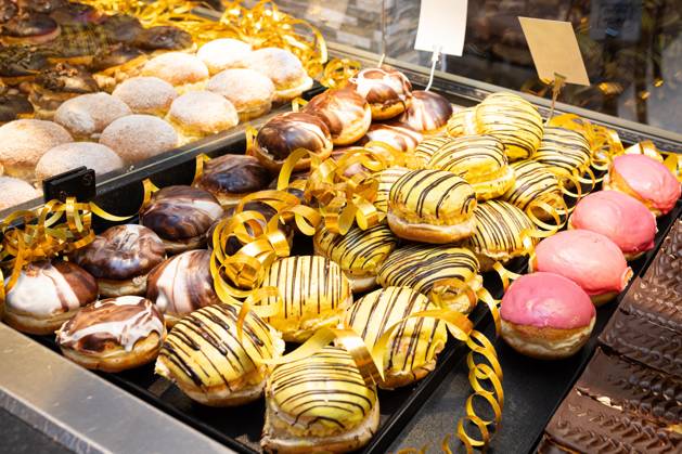 IMAGO Creative, Gesellschaft, Fasching Deutschland 30. Dezember 2023: Im Bild: Berliner Pfannkuchen, Berliner, Krapfen ist ein Siedegebäck aus süßem Hefeteig mit einer Füllung in verschiedenen Variation, sie werden besonders gerne zu Silvester und Fasching, Karneval gegessen. Landkreis Osnabrück Niedersachsen Copyright: xFotostandx xGelhotx