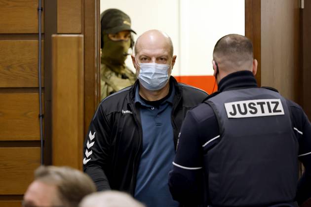 Bilder des Jahres 2024, News 01 Januar News Themen der Woche KW01 News Bilder des Tages Der Angeklagte Thomas Drach bei seinem Strafprozess vor dem Kölner Landgericht. Der frühere Reemtsma-Entführer soll vier Geldtransporter in Köln, Frankfurt am Main und Limburg überfallen haben. Nach fast zwei Jahren geht der Prozess gegen Deutschlands wohl bekanntesten Schwerverbrecher zu Ende - das Urteil gegen den früheren Reemtsma-Entführer könnte heute fallen. Köln, 04.01.2024 NRW Deutschland Copyright: xChristophxHardtx