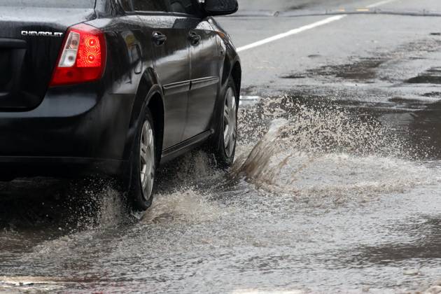 RECORD DATE NOT STATED VYSHNEVE, UKRAINE - JANUARY 04, 2024 - A car drives through a deep puddle on the street, Vyshneve, Kyiv region, north-central Ukraine Wintertime in Vyshneve  Copyright: xVolodymyrxTarasovx