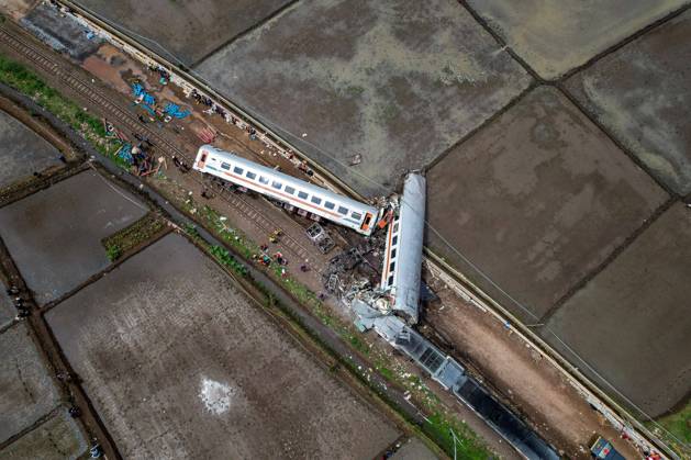 Bilder des Jahres 2024, News 01 Januar News Themen der Woche KW01 News Bilder des Tages TRAIN ACCIDENT Aerial photo shows a view of two trains after they collided in Cicalengka, West Java, Indonesia January 5, 2024. Four people are killed and at least 28 injured when two trains collided on the island of Java on January 5, officials said. IMAGO KHAIRIZAL MARIS Cicalengka West Java Indonesia Copyright: xKHAIRIZALxMARISxKhairizalxMarisx TRAIN ACCIDENT_4