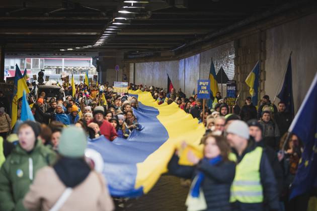 Bilder des Jahres 2024, News 01 Januar News Themen der Woche KW01 News Bilder des Tages Demonstration Schützt Menschen - solidarisiert euch mit der Ukraine , 06.01.2024 Teilnehmer bei der Demonstration, Riesen-Fahne, 100 Meter lang. Demonstration Schützt Menschen - solidarisiert euch mit der Ukraine , 06.01.2024 Koeln NRW Deutschland Copyright: xBEAUTIFULxSPORTS Buriakovx