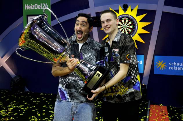 Bilder des Jahres 2024, Entertainment 01 Januar Entertainment Themen der Woche KW01 Eko Fresh und Ricardo Pikachu Pietreczko bei der Promi-Darts-WM 2024 im Maritim Hotel. Düsseldorf, 06.01.2024