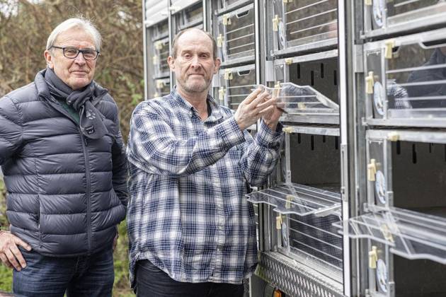 Dinslaken: Preisverleihung der Reisevereinigung Dinslaken ** NUR FÜR REDAKTIONELLE ZWECKE ** EDITORIAL USE ONLY **<p>Karl-Heinz Nathofer und Ralf Lisbach zeigen ihren Taubenwagen am Samstag, 16. Dezember 2023 bei der Preisvereilung des Taubenzüchtervereins Reisevereinigung Dinslaken in Dinslaken. Dinslaken Copyright: KarlxBanski