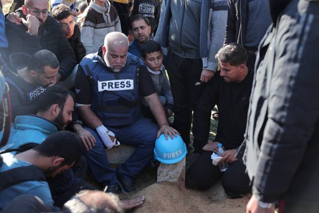 Bilder des Jahres 2024, News 01 Januar News Themen der Woche KW01 Palestinians attend in the funeral of Hamza Wael Dahdouh, a journalist with the Al Jazeera television network, who was killed in a reported Israeli air strike Al Jazeera s bureau chief in Gaza, Wael Al-Dahdouh is comforted during the funeral of his son Hamza Wael Dahdouh, a journalist with the Al Jazeera television network, who was killed in a reported Israeli air strike, in Rafah in the Gaza Strip on January 7, 2024. Dahdouh, who was himself wounded in the arm, lost his wife and two other children in Israeli bombardment in the initial weeks of the war. Photo by Bashar Taleb apaimages Rafah Gaza Strip Palestinian Territory 070124_Rafah_BT_00(45) Copyright: xapaimagesxBasharxTaleb xapaimagesx