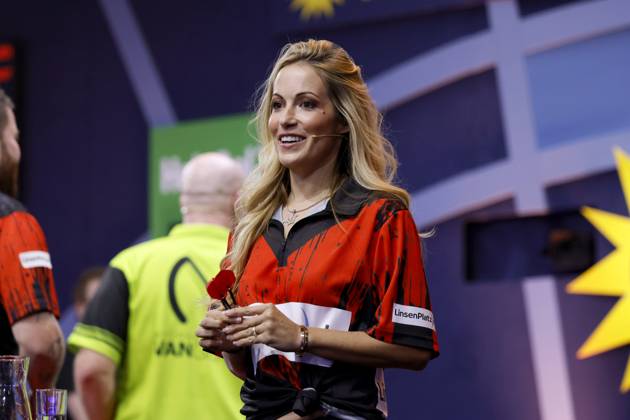 Moderatorin Andrea Kaiser bei der Pro7 Promi Darts WM 2024 übertragen von Joyn im Maritim Hotel Düsseldorf. Düsseldorf, 06.01.2024 NRW Deutschland Copyright: xChristophxHardtx