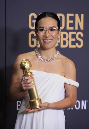 January 7, 2024, Beverly Hills, California, USA: Ali Wong in the press room of the 81st Annual Golden Globe Awards on Sunday January 7, 2024 at the The Beverly Hilton Hotel in Beverly Hills, California. ARIANA RUIZ PI Beverly Hills USA - ZUMAp124 20240107_zaa_p124_007 Copyright: xArianaxRuizx