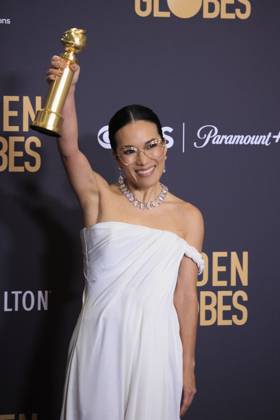 January 7, 2024, Beverly Hills, California, USA: Ali Wong in the press room of the 81st Annual Golden Globe Awards on Sunday January 7, 2024 at the The Beverly Hilton Hotel in Beverly Hills, California. ARIANA RUIZ PI Beverly Hills USA - ZUMAp124 20240107_zaa_p124_008 Copyright: xArianaxRuizx