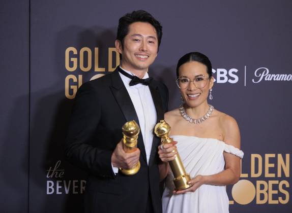 January 7, 2024, Beverly Hills, California, USA: Steven Yeun and Ali Wong in the press room of the 81st Annual Golden Globe Awards on Sunday January 7, 2024 at the The Beverly Hilton Hotel in Beverly Hills, California. ARIANA RUIZ PI Beverly Hills USA - ZUMAp124 20240107_zaa_p124_009 Copyright: xArianaxRuizx